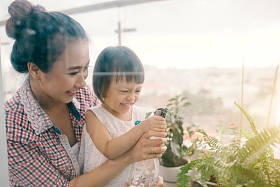 母亲和女儿花园浇水图片