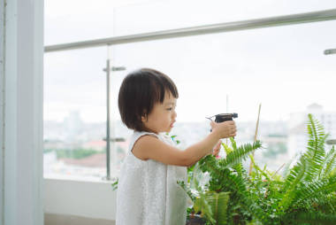 可愛(ài)的小女孩正在澆花照片