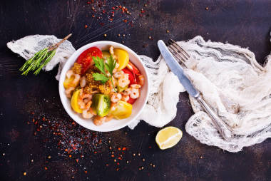 虾和蔬菜在白板上图片