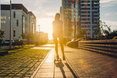滑板女孩日出的生活方式。退潮