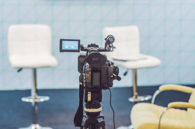 電視新聞演播室與相機(jī)和燈光