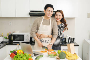 对夫妇准备健康的沙拉图片