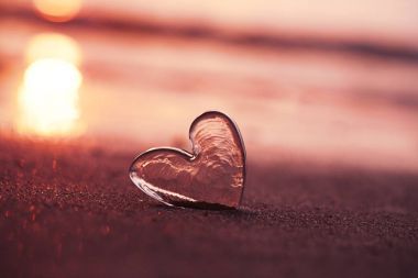 清除在沙滩上的玻璃心图片