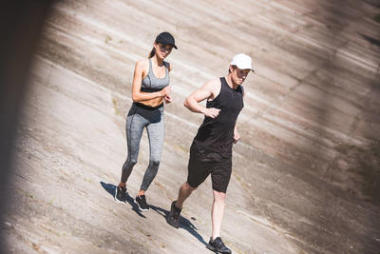 夫婦在板上慢跑