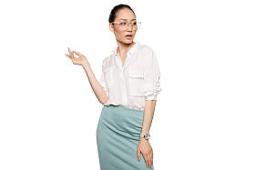 华丽的亚裔女子，在眼镜