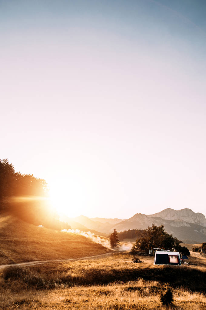 在山的旅游营地. 图片