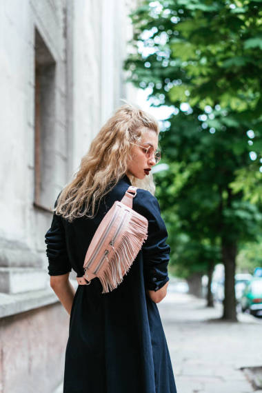 金發(fā)女人帶了一袋照片