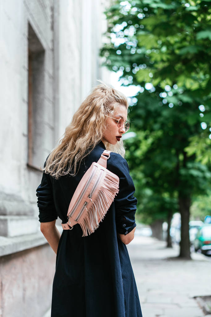 金发女人带了一袋照片