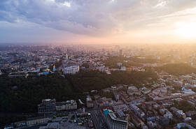一个现代化的城市，在日落时的全景视图。邮政，波多尔区广场，市中心的基辅，乌克兰。鸟瞰图