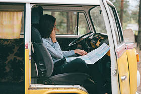 地图在面包车的女孩图片