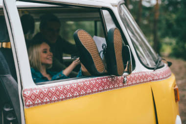 幾個(gè)旅游者的復(fù)古面包車