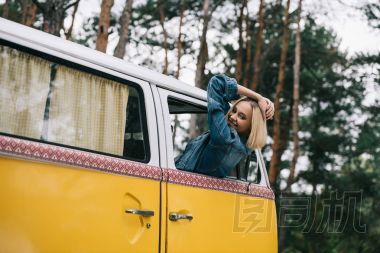 快樂(lè)的女孩，在復(fù)古的面包車圖片