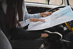 地图在面包车的女孩