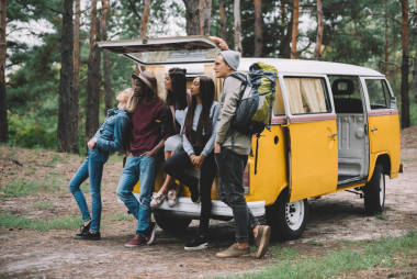 面包车在森林附近的旅行图片