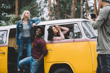 在面包車(chē)附近拍照的朋友