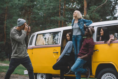 在相機拍照的朋友圖片