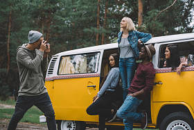 在相机拍照的朋友图片