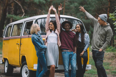 由复古面包车旅行的朋友