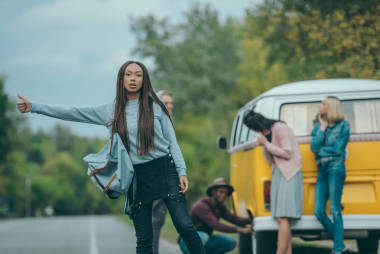 在公路上搭便車的非洲裔美國女孩