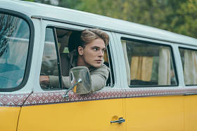 旅行者驾驶复古面包车照片