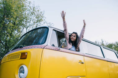 漂亮的姑娘在面包車照片