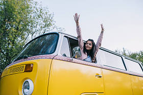 漂亮的姑娘在面包车照片