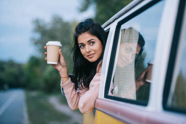 旅行者與咖啡在復(fù)古的面包車照片