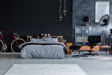 有輛紅色的自行車多功能臥室