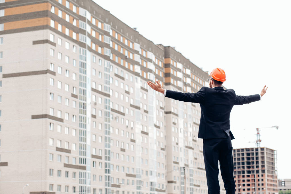 英俊的生成器,双臂在庆祝胜利的网站 英俊的生成器,双臂在庆祝胜利的网站