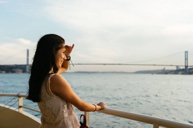 在船上微笑着的年轻黑发女孩