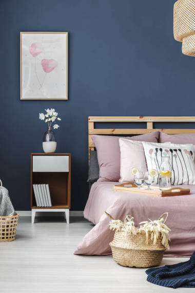 簡單的藍色的墻上繪畫圖片