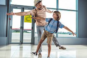 父亲和孩子在机场