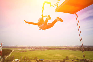Ropejumping ︰ 人們通過
