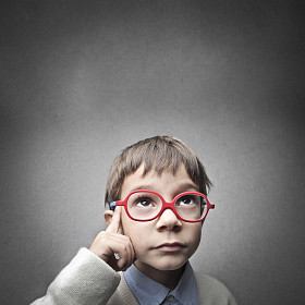 在学校思考的孩子