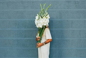 妇女掩藏的面孔与花图片