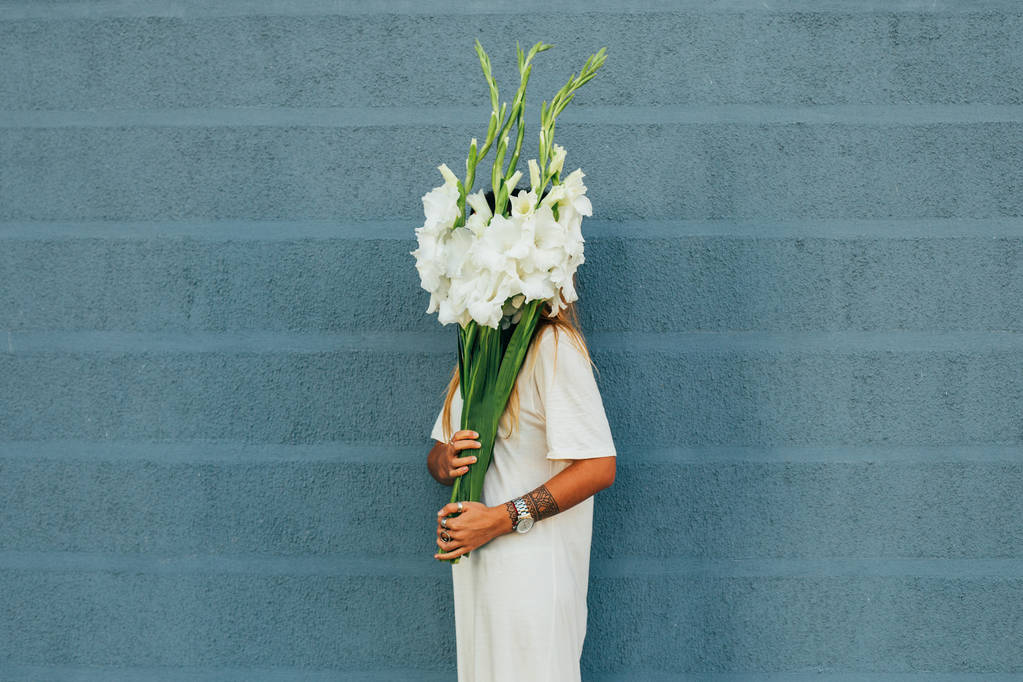 妇女掩藏的面孔与花图片