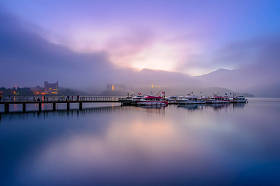 黎明时分的太阳月亮湖照片