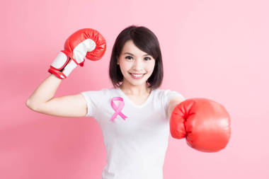 胸部健康標(biāo)志的女人 