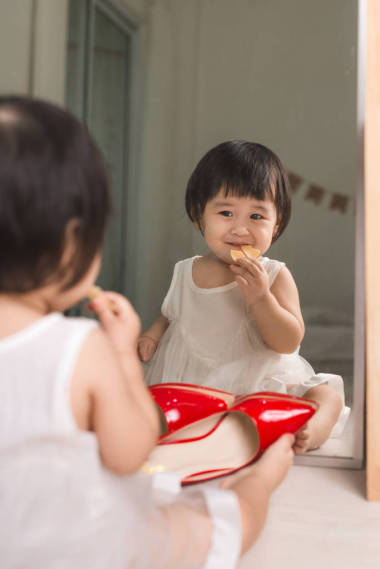 小女孩吃餅乾圖片