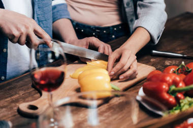 幾個在一起準(zhǔn)備的晚餐圖片