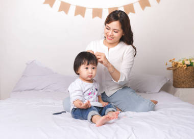 母親梳理頭發(fā)的她的女兒