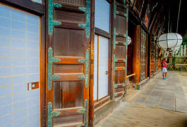 日本奈良-2017 年 7 月 26 日: 身份不明的黑人男子,大佛在日本奈良的东大 Nigatsudo 神社大厅里用他的手机和美丽的白灯笼。佛事成立 日本奈良-2017 年 7 月 26 日: 身份不明的黑人男子,大佛在日本奈良的东大 Nigatsudo 神社大厅里用他的手机和美丽的白灯笼。佛事成立