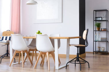 简单的白色餐厅