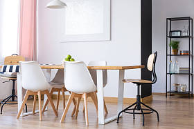 简单的白色餐厅