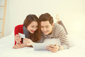 几个使用数字平板电脑图片