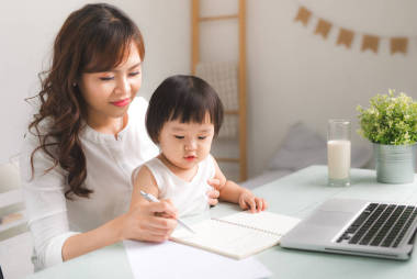 母亲教学女儿写 照片