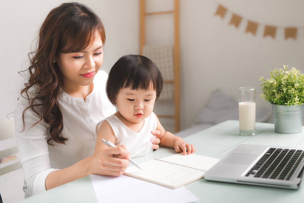 母亲教学女儿写 照片 母亲教学女儿写 照片