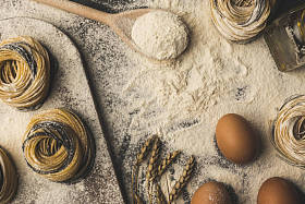 原始的意大利面食和成分组成照片