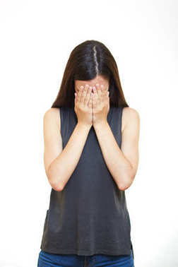 這個(gè)女孩閉上眼睛。在白色背景上