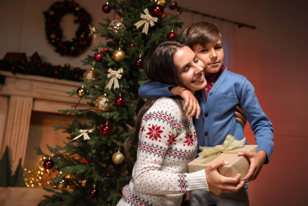母亲和儿子带着圣诞礼物 母亲和儿子带着圣诞礼物